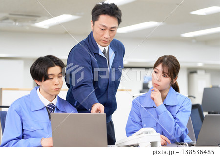 パソコン画面を指示しながら説明する製造業の上司 138536485