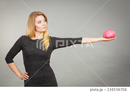 Woman holding brain having idea 138536708