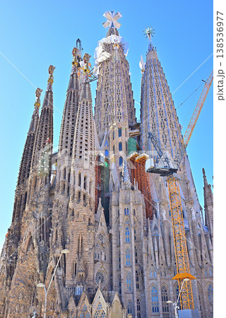 十字架が設置されたサグラダファミリア 138536977