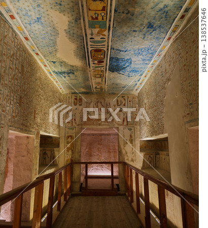 青く彩られた天井と壁画に包まれる、KV2ラムセス4世墓の内部空間 138537646