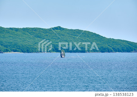 The nature of the Khasansky district of Primorsky Krai, Russia. The lip of the Teal of the Slavic Bay, the inner bay of Peter the Great in the summer. 138538123
