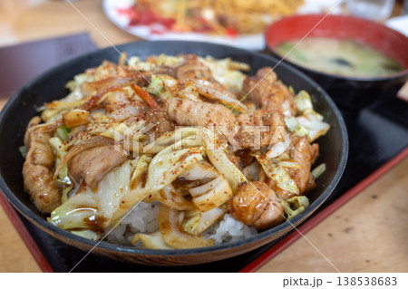 日本の岡山県の蒜山高原のとても美味しいホルモン丼 138538683