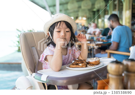 モルディブのリゾートホテルで食事する日本人の幼児 モルディブのリゾートホテルで食事する日本人の幼児 138538690