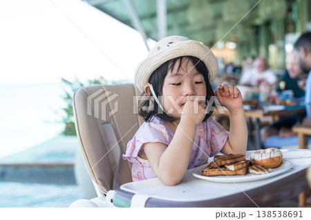 モルディブのリゾートホテルで食事する日本人の幼児 モルディブのリゾートホテルで食事する日本人の幼児 138538691