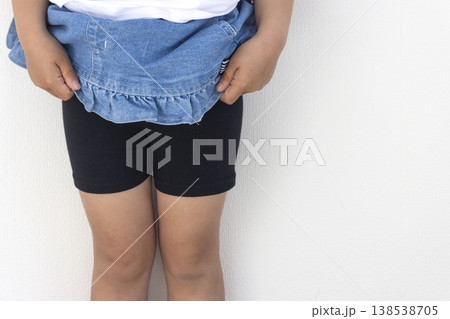 スカートの下にレギンスを履いた女の子の下半身(5歳、日本人、顔無し) スカートの下にレギンスを履いた女の子の下半身(5歳、日本人、顔無し) 138538705