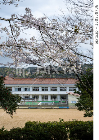 日本の岡山県の古くてとても美しい建物 138538736