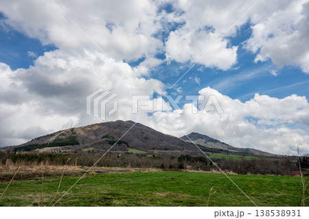 日本の岡山県真庭市の蒜山高原の春の美しい風景 日本の岡山県真庭市の蒜山高原の春の美しい風景 138538931