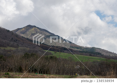 日本の岡山県真庭市の蒜山高原の春の美しい風景 日本の岡山県真庭市の蒜山高原の春の美しい風景 138538934