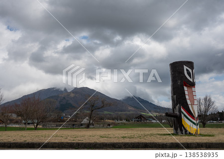 日本の岡山県真庭市の蒜山高原の春の美しい風景 日本の岡山県真庭市の蒜山高原の春の美しい風景 138538935