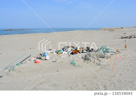 海岸の漂着物 環境問題 ゴミ問題 海岸の漂着物 環境問題 ゴミ問題 138539093