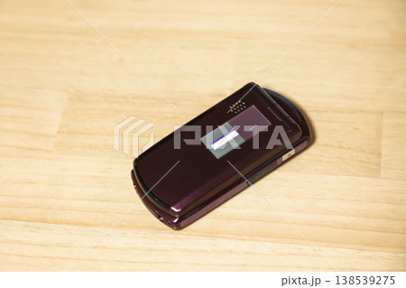 二つ折りの携帯電話 138539275
