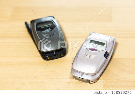 二つ折りの携帯電話 138539276