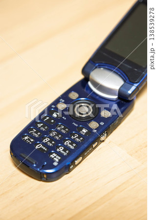 二つ折りの携帯電話 二つ折りの携帯電話 138539278