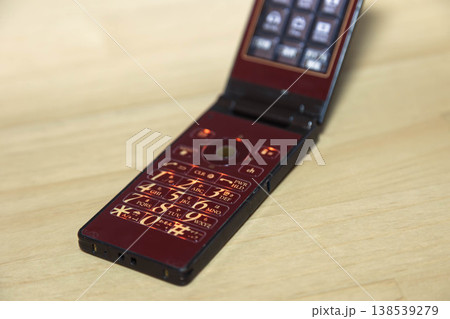 二つ折りの携帯電話 138539279
