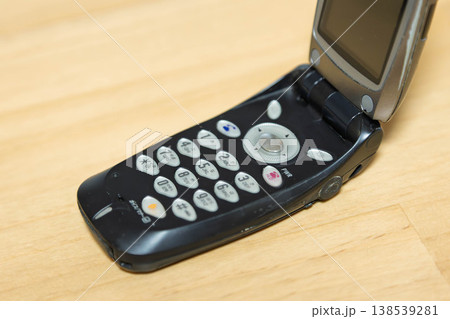 二つ折りの携帯電話 二つ折りの携帯電話 138539281