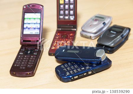 平成時代の携帯電話 138539290
