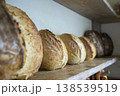 昔ながらのブーランジュリー（パン屋）の棚に並べられたカンパーニュ（田舎パン） 138539519