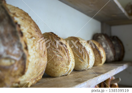 昔ながらのブーランジュリー(パン屋)の棚に並べられたカンパーニュ(田舎パン) 昔ながらのブーランジュリー(パン屋)の棚に並べられたカンパーニュ(田舎パン) 138539519