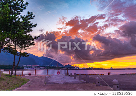 洋上アルプス屋久島夕景　燃えるあかね雲(夏 138539556