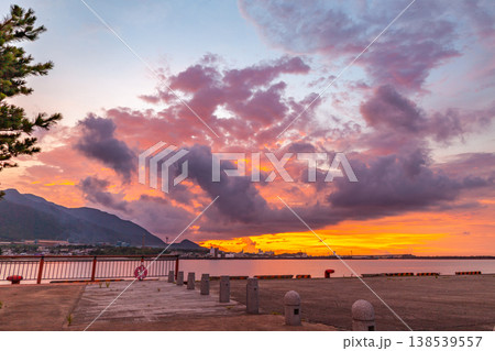 洋上アルプス屋久島夕景　燃えるあかね雲(夏 138539557