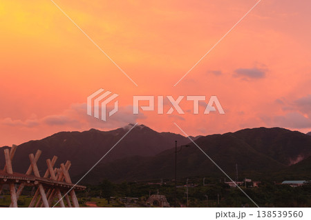 洋上アルプス屋久島夕景　真っ赤に燃える空(夏 138539560