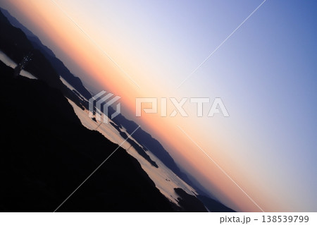 【広島県】向島から望む夕景の美しい瀬戸内海の小島たち 【広島県】向島から望む夕景の美しい瀬戸内海の小島たち 138539799