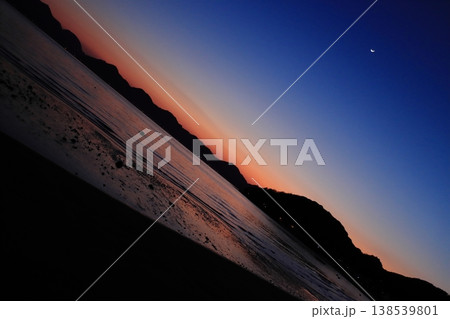 【広島県】向島から望む夕景の美しい瀬戸内海の小島たち 【広島県】向島から望む夕景の美しい瀬戸内海の小島たち 138539801