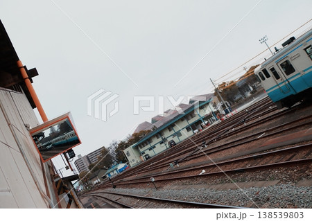 国鉄時代の景色を色濃く残すJR四国徳島駅(徳島運転所)に並ぶ国鉄型車両たち 国鉄時代の景色を色濃く残すJR四国徳島駅(徳島運転所)に並ぶ国鉄型車両たち 138539803
