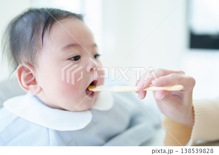 離乳食を食べる赤ちゃん 離乳食を食べる赤ちゃん 138539828