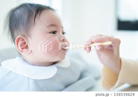 離乳食を食べる赤ちゃん 離乳食を食べる赤ちゃん 138539829
