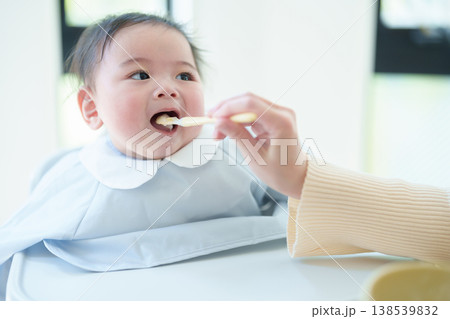 離乳食を食べる赤ちゃん 離乳食を食べる赤ちゃん 138539832