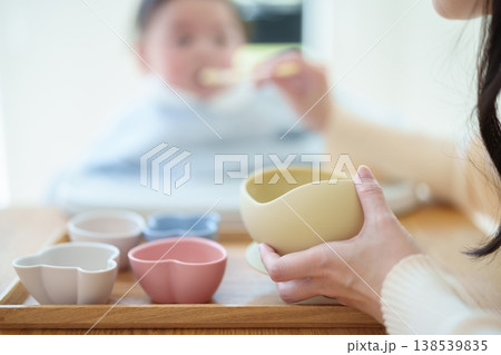 離乳食を食べる赤ちゃん 離乳食を食べる赤ちゃん 138539835