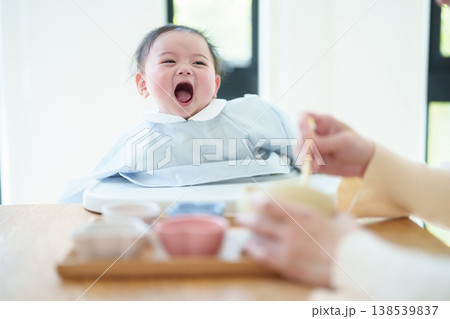 離乳食を食べる赤ちゃん 離乳食を食べる赤ちゃん 138539837