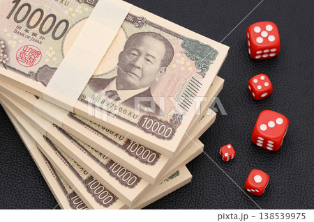 一万円の札束とサイコロ 一万円の札束とサイコロ 138539975