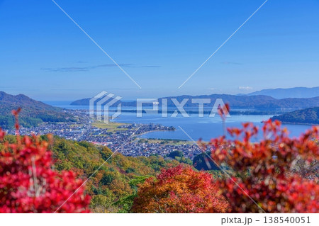 日本三景・天橋立の秋の絶景：鮮やかな紅葉と青い海のパノラマ風景 138540051
