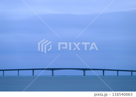 海に架かる橋　浜比嘉大橋 138540063