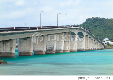 美しい南国の海と海に架かる橋 浜比嘉大橋 美しい南国の海と海に架かる橋 浜比嘉大橋 138540064