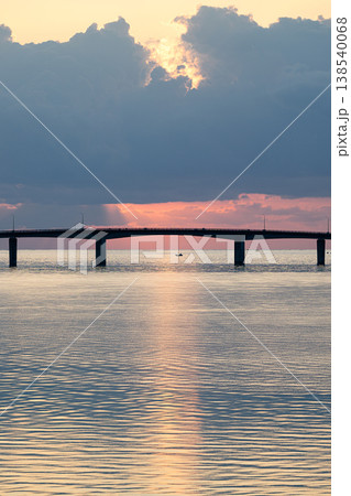 朝焼けに染まる空と海に架かる橋 浜比嘉大橋 朝焼けに染まる空と海に架かる橋 浜比嘉大橋 138540068