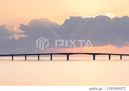 朝焼けに染まる空と海に架かる橋　浜比嘉大橋 138540072