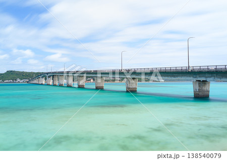 美しい南国の海と海に架かる橋 浜比嘉大橋 美しい南国の海と海に架かる橋 浜比嘉大橋 138540079