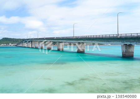 美しい南国の海と海に架かる橋　浜比嘉大橋 138540080