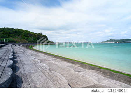 美しい南国の海と海に架かる橋 浜比嘉島 美しい南国の海と海に架かる橋 浜比嘉島 138540084