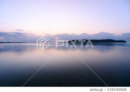 朝焼けに染まる空と海に架かる橋　浜比嘉大橋と浜比嘉島 138540086