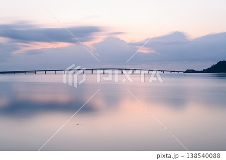 朝焼けに染まる空と海に架かる橋 浜比嘉大橋 朝焼けに染まる空と海に架かる橋 浜比嘉大橋 138540088