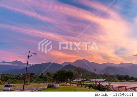洋上アルプス屋久島夕景　きれいなあかね雲(夏 138540111