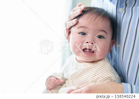 父親に抱かれる赤ちゃん 138540224