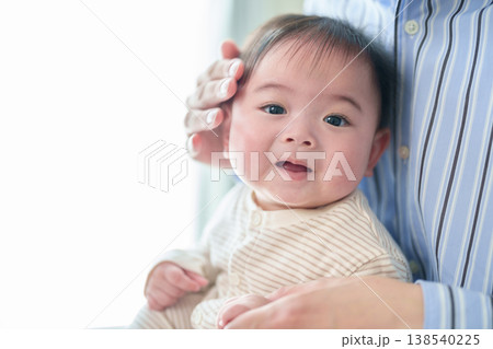 父親に抱かれる赤ちゃん 138540225