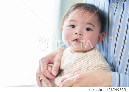 父親に抱かれる赤ちゃん 父親に抱かれる赤ちゃん 138540226