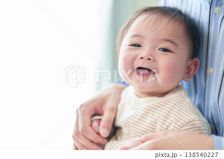父親に抱かれる赤ちゃん 父親に抱かれる赤ちゃん 138540227