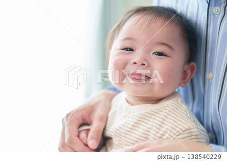 父親に抱かれる赤ちゃん 138540229